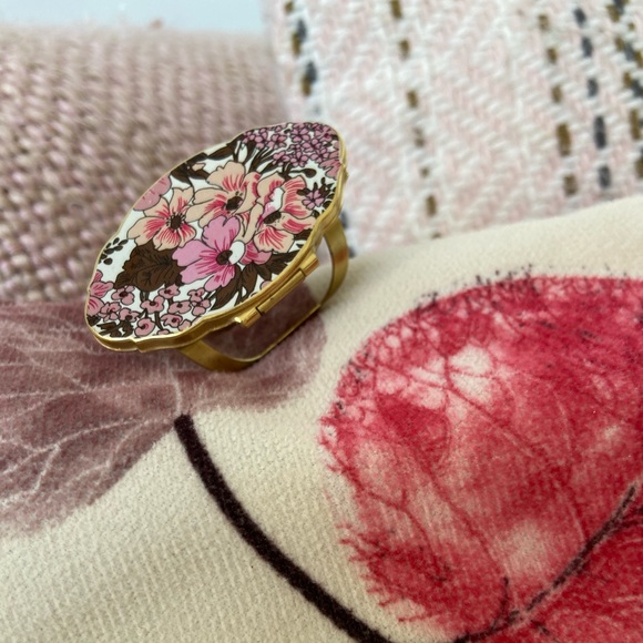 🩷 Unique! 🌸 Lipstick Holder with Mirror 💄💋👄 - Picture 2 of 11